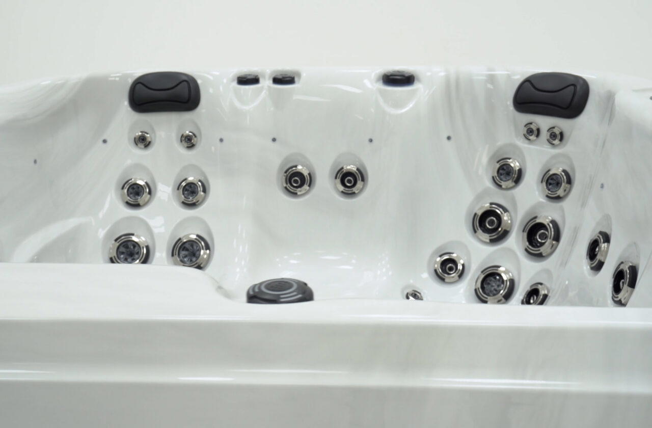 Coque en acrylique Aristech Sterling Silver d’un spa Platinum Spas