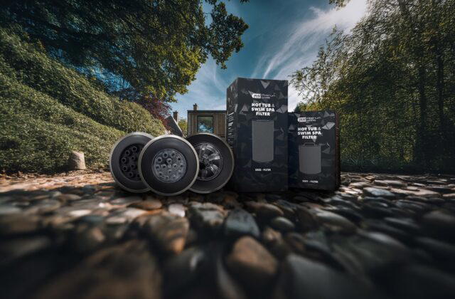 Filtros y jets de Platinum Spas dispuestos delante de una casa