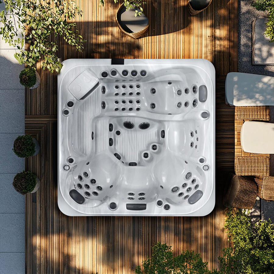 Draufsicht auf einen Platinum Spas Portofino Whirlpool auf einer gepflasterten Terrasse